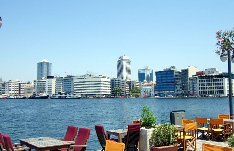 Soubor:Izmir from Konak Pier.jpg