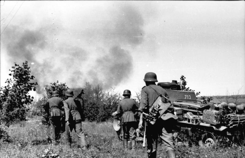 Soubor:Bundesarchiv Bild 101I-209-0090-28, Russland-Nord, Infanterie und Panzer 35t.jpg