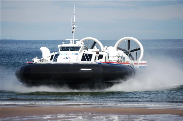 Soubor:Hovercraft 3 - geograph.org.uk - 505479.jpg