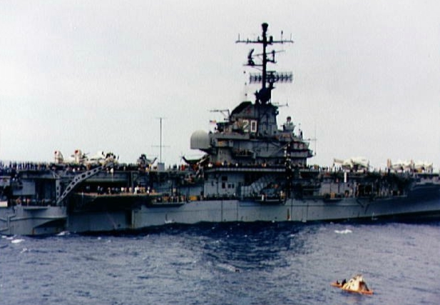 Soubor:USS Bennington (CVS-20) recovering Apollo 4 1967.jpg