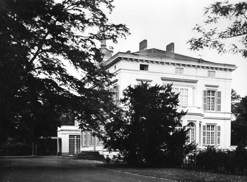 Soubor:Bundesarchiv B 145 Bild-057840, Bonn, Palais Schaumburg.jpg