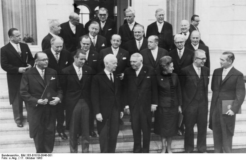 Soubor:Bundesarchiv Bild 183-B1018-0046-001, Bonn, Kabinett Erhard I, Gruppenbild.jpg