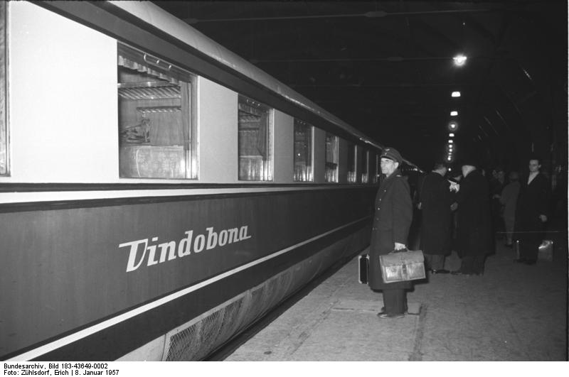 Soubor:Bundesarchiv Bild 183-43649-0002, Berlin, Der "Vindobona"-Express auf dem Ostbahnhof.jpg