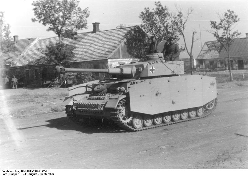 Soubor:Bundesarchiv Bild 101I-240-2142-21, Russland, Panzer IV in Ortschaft.jpg