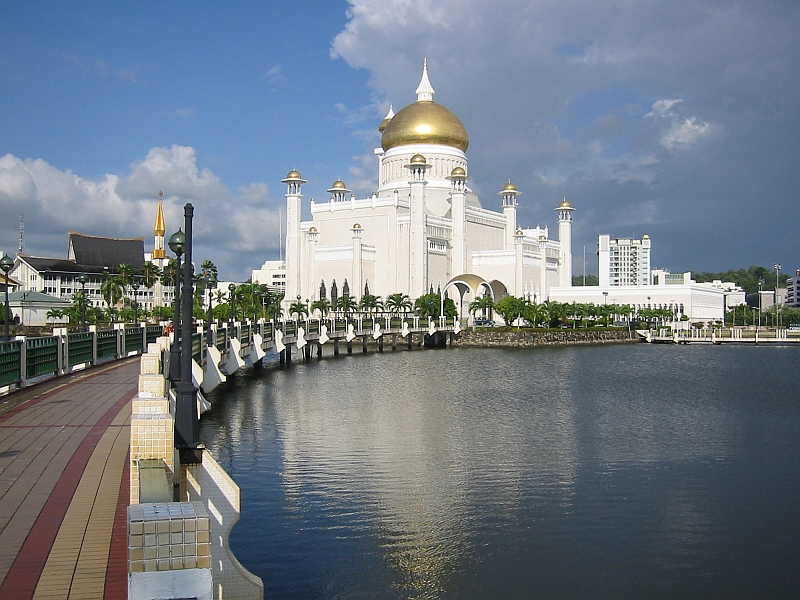 Soubor:Mosque bsb brunei.jpg