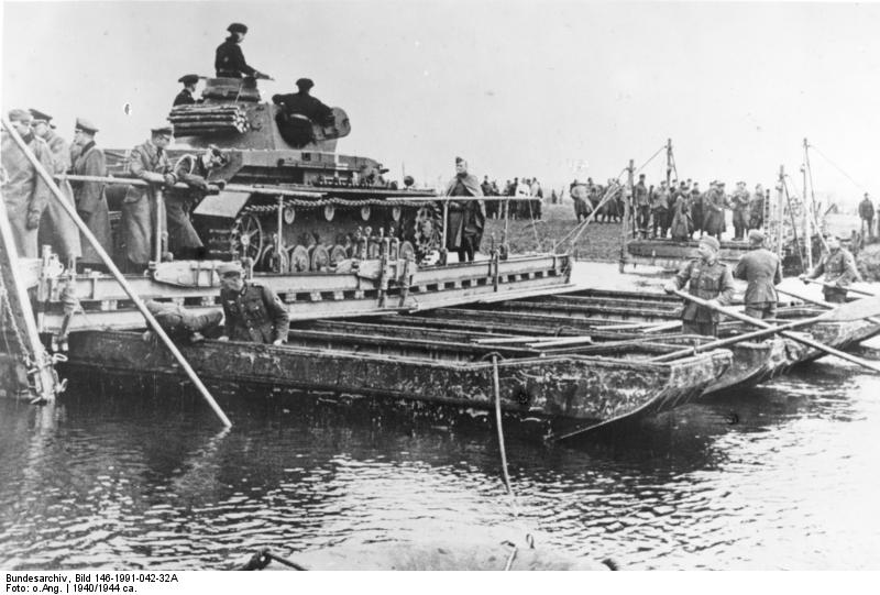 Soubor:Bundesarchiv Bild 146-1991-042-32A, Westfeldzug, Pontonfähre.jpg