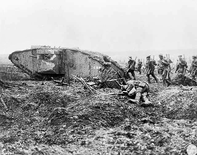 Soubor:Canadian tank and soldiers Vimy 1917.jpg