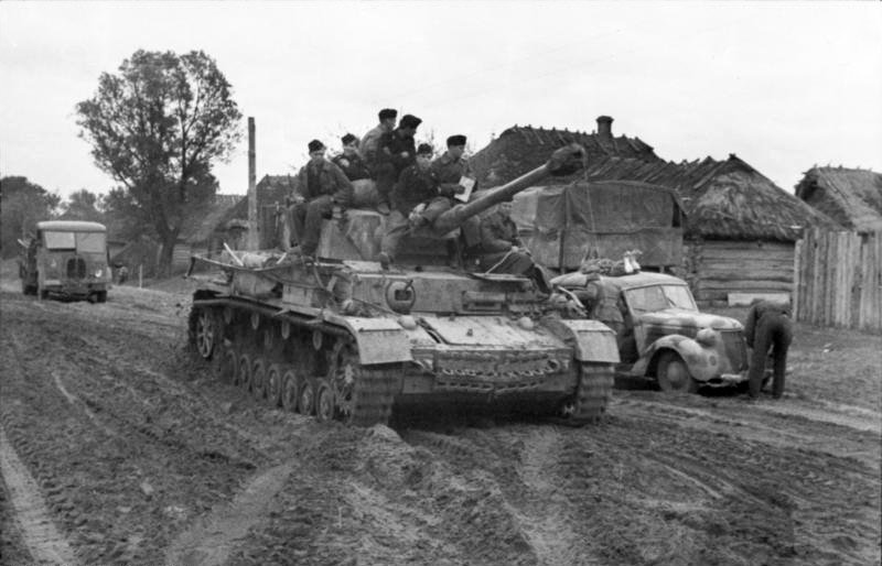 Soubor:Bundesarchiv Bild 101I-087-3675A-14A, Russland, Panzer IV und PKW.jpg