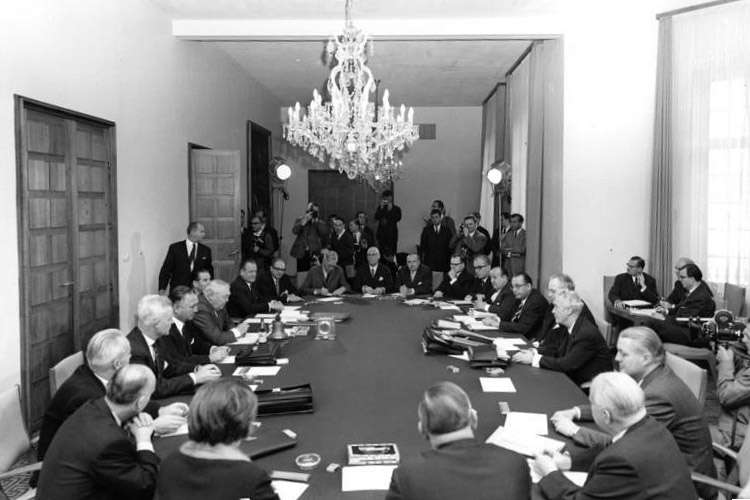 Soubor:-Bundesarchiv B 145 Bild-P090947, Bonn, Sitzung des Bundeskabinetts-2.jpg