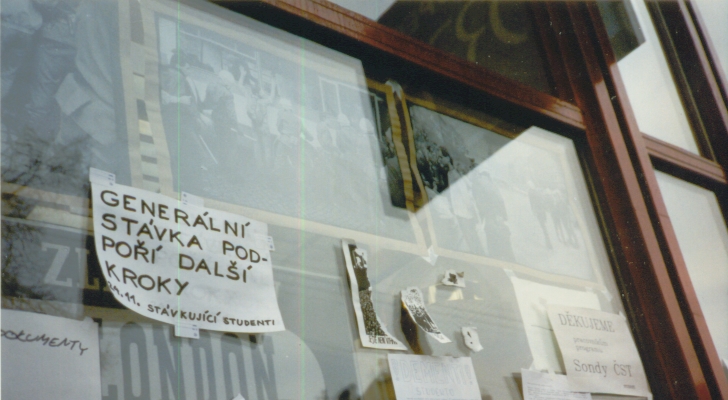 Soubor:Prague November 1989 - Announcements.jpg