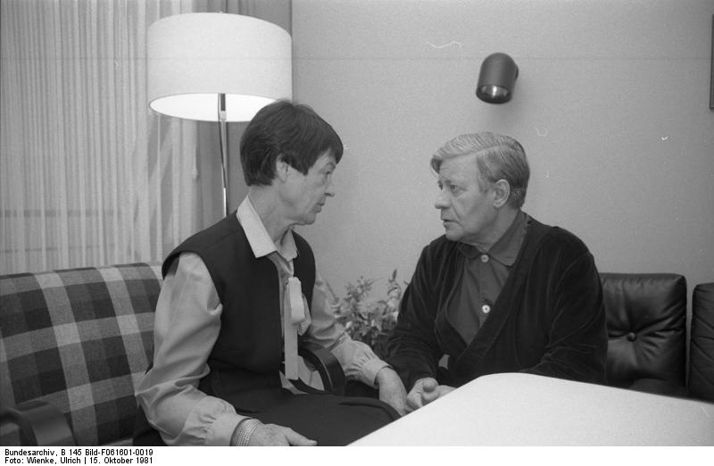 Soubor:Bundesarchiv B 145 Bild-F061601-0019, Bundeswehrkrankenhaus Koblenz, Schmidt mit Gattin.jpg