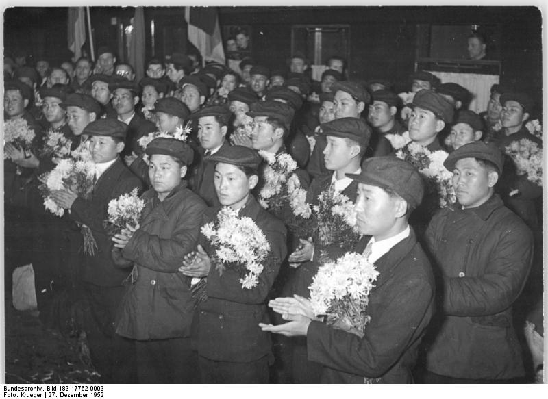 Soubor:Bundesarchiv Bild 183-17762-0003, Berlin, Ankunft von koreanischen Gaststudenten.jpg
