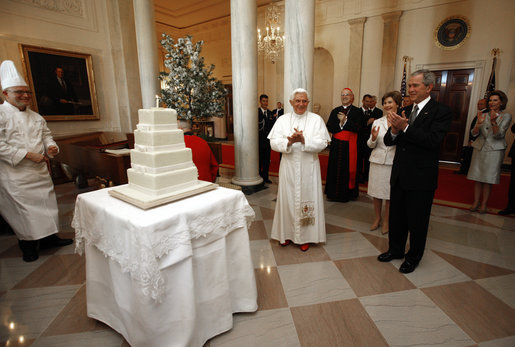 Soubor:20080416 Benedict XVI George W Bush birthday.jpg