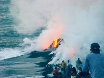 Soubor:Piton Fournaise eruption 08 2004 05 enhanced.jpg