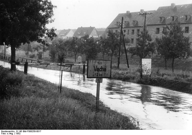 Soubor:Bundesarchiv B 145 Bild-F000250-0017, Deutsch-deutsche Grenze bei Heldra.jpg