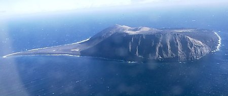 Soubor:Surtsey from plane, 1999.jpg