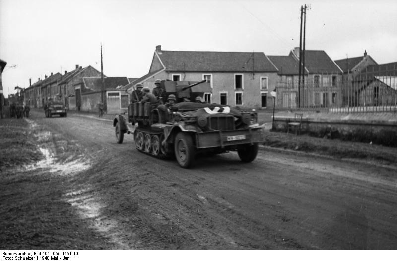 Soubor:Bundesarchiv Bild 101I-055-1551-10, Frankreich, leichte Flak auf Halbkettenfahrzeug.jpg