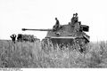 Bundesarchiv Bild 101I-022-2949-05, Russland, Soldaten auf Panzer VI 'Tiger I'.jpg