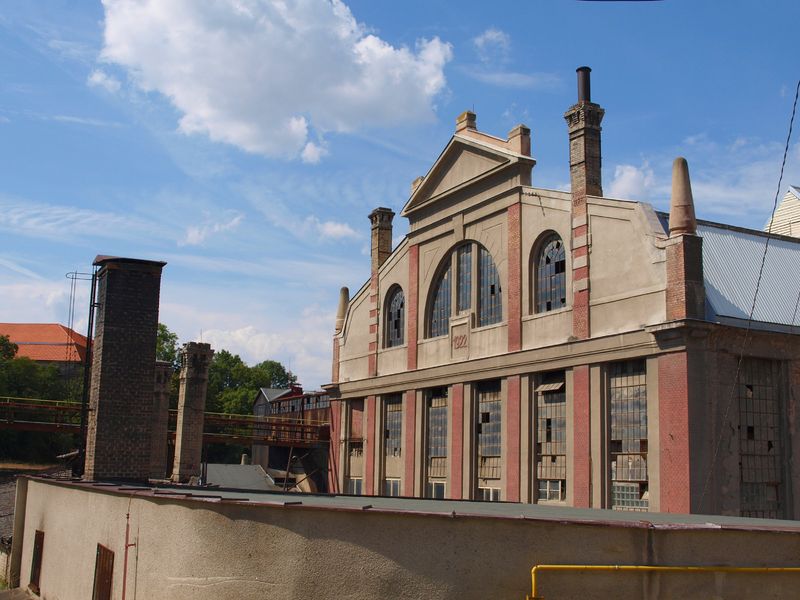 Soubor:Zvoleněves, průčelí cukrovaru.jpg