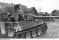 Bundesarchiv Bild 101I-457-0056-12, Russland-Mitte, Panzer VI (Tiger I) in Ortschaft.jpg