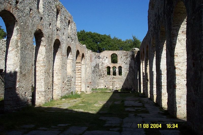 Soubor:Bazilika v Butrintu.jpg