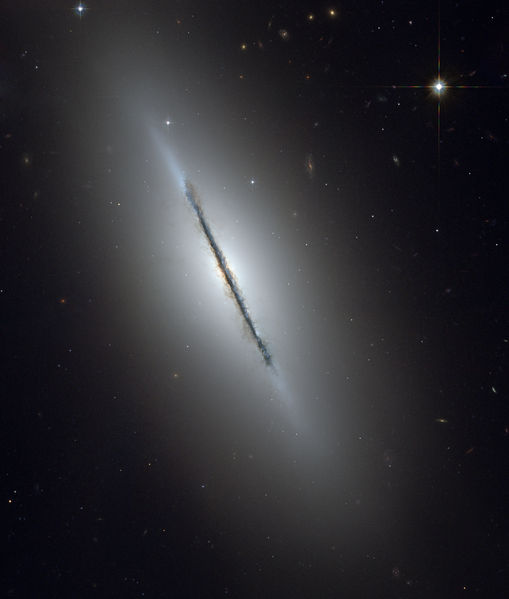 Soubor:Ngc5866 hst big.jpg
