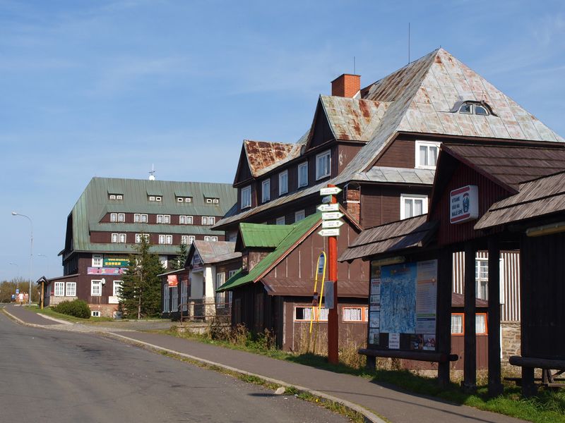 Soubor:Pomezní Boudy, silnice.jpg