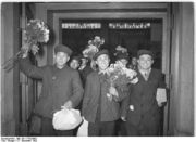 Bundesarchiv Bild 183-17762-0001, Berlin, Ankunft von koreanischen Gaststudenten.jpg