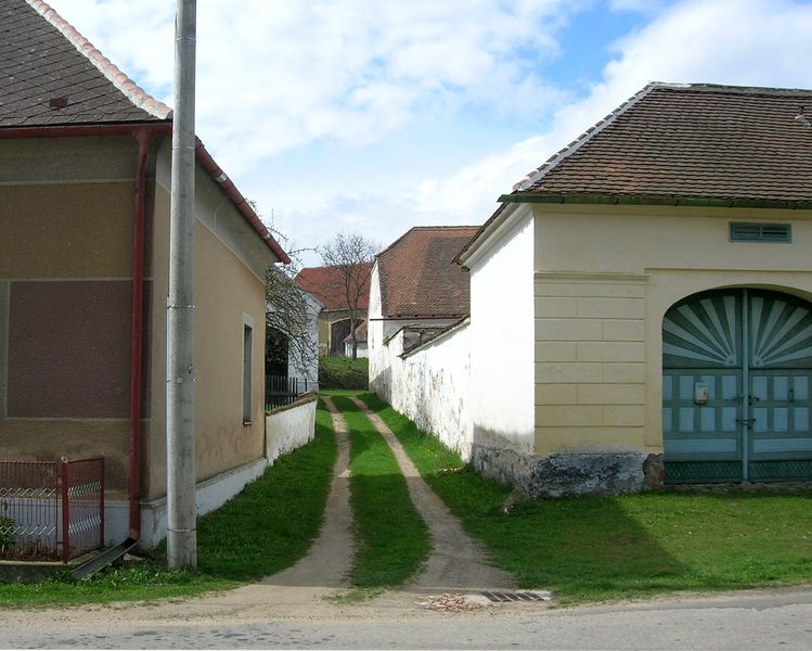 Soubor:Jaromerice nR popovice alleyway.jpg