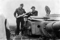 Bundesarchiv Bild 183-J14931, Bei Belgorod, Panzer VI (Tiger I), Aufmunitionieren.jpg