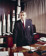 Wernher von Braun stojí v Marshall Space Flight Center (1964)